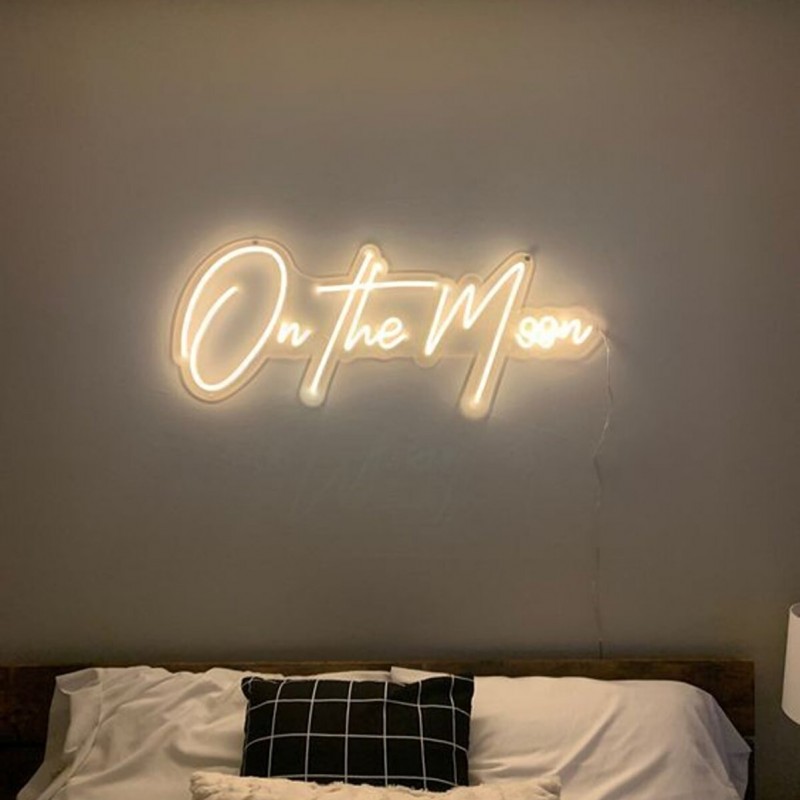On The Moon Yazısı Neon Led Işıklı Tablo