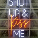 Shut Up & Kiss Me Yazılı Neon Led Işıklı Tablo