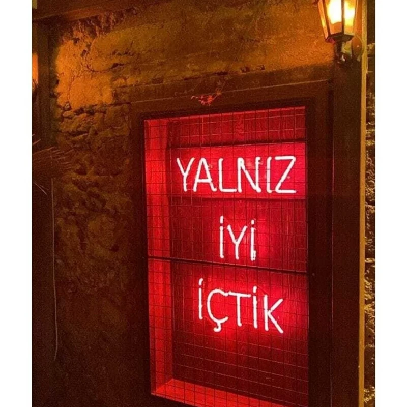 Yalnız İyi Içtik Yazılı Neon Led Işıklı Tablo